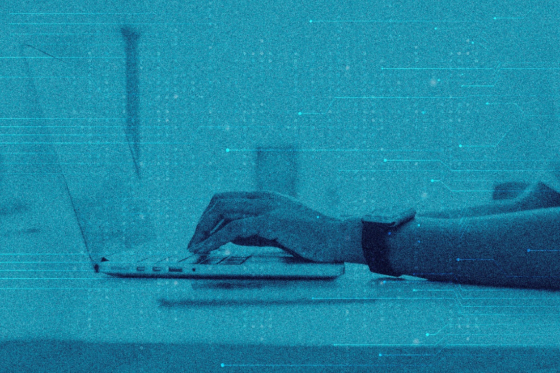 Uma imagem contendo água, barco, azul, homem

Descrição gerada automaticamente