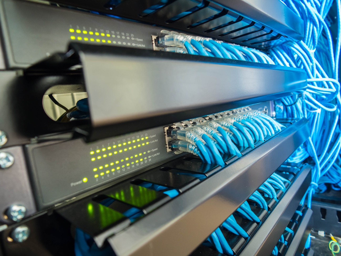 Uma imagem contendo mesa, cozinha, computador, forno

Descrição gerada automaticamente